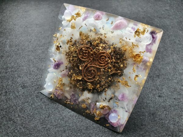 Orgonite pyramid: balance and harmonize energy in the environment - Image 7