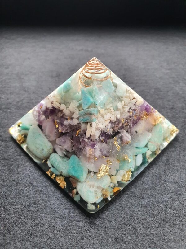 Orgonite pyramid: balance and harmonize energy in the environment - Image 11